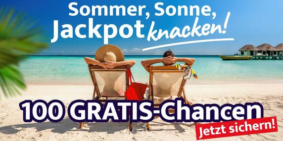 Zwei Personen sitzen entspannt auf Liegestühlen an einem weißen Sandstrand mit türkisblauem Meer.