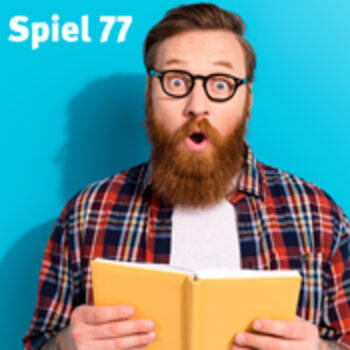 Mann liest ein Buch und schaut freudig überrascht