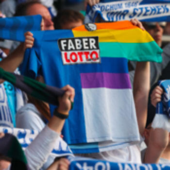Fans im VfL Bochum Stadion mit Schal und Faber Trikot
