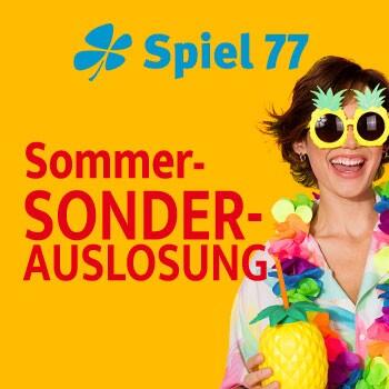 Frau mit Hawaii-Kette, Ananas-Sonnenbrille und Ananas-Becher vor gelbem Hintergrund. Text: Spiel 77 Sommer-Sonderauslosung.